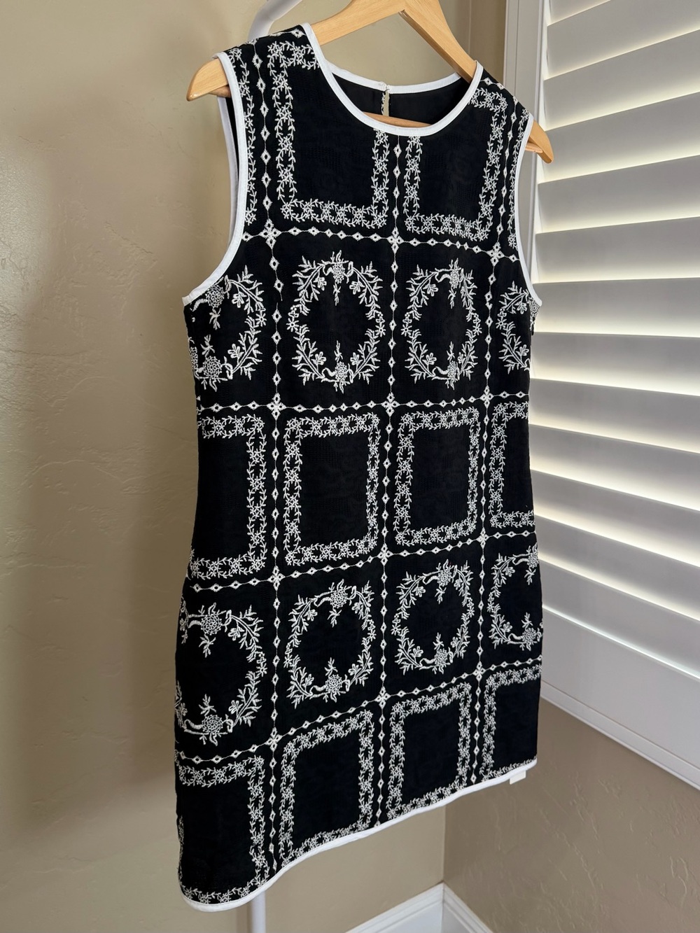 Commense Linen Blend Black Embroidered Sleeveless Shift Dress Medium NWT - Picture 5 of 10